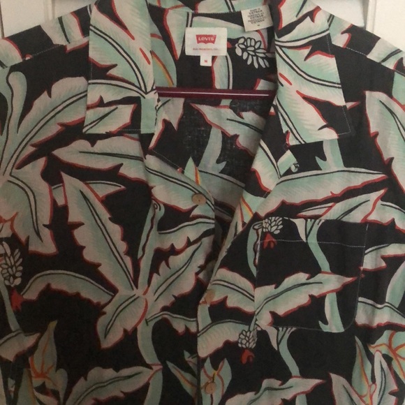 Men’s Levi’s Hawaiian button. Size Medium - Picture 3 of 3